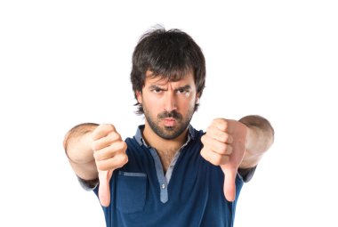 Beyaz arka plan üzerinde kötü bir sinyal yapan erkek