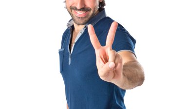 Beyaz arka plan üzerinde zafer hareketi yapan erkek