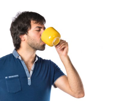 bir fincan kahve beyaz arka plan üzerinde tutan adam