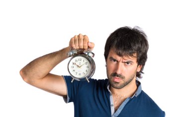 beyaz zemin üzerinde bir saat tutan adam