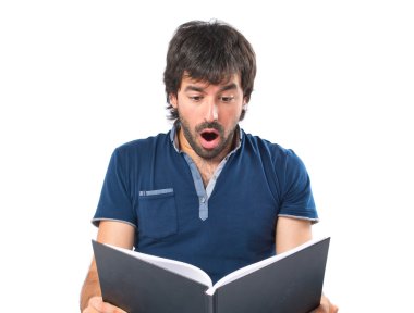 adam beyaz zemin bir kitap okuma