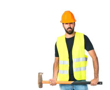 Beyaz arka plan üzerinde balta ile işçi