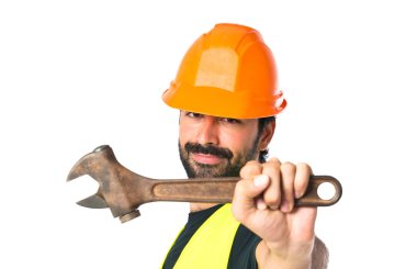 Beyaz arka plan üzerinde anahtarı ile işçi