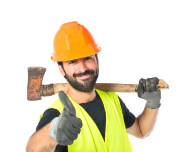 Beyaz arka plan üzerinde balta ile işçi