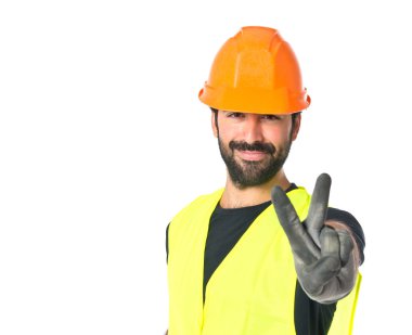 Beyaz arka plan üzerinde balta ile işçi