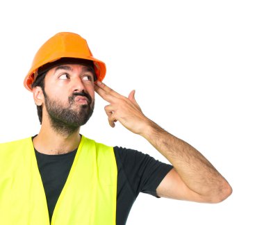 Beyaz arka plan üzerinde işçi yapım intihar jest