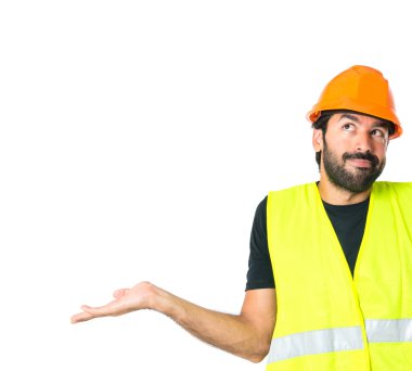 İzole beyaz arka plan üzerinde şüpheleri işçi