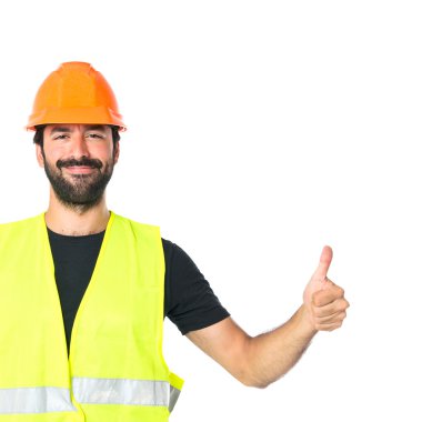 Beyaz arka plan üzerinde başparmak ile işçi