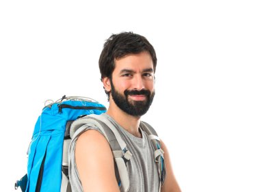 Backpacker kolları beyaz arka plan üzerinde çarpı işareti