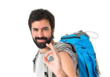 Backpacker Tamam beyaz arka plan üzerinde kayıt yapma
