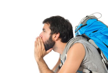 izole beyaz arka plan üzerinde bağırarak backpacker