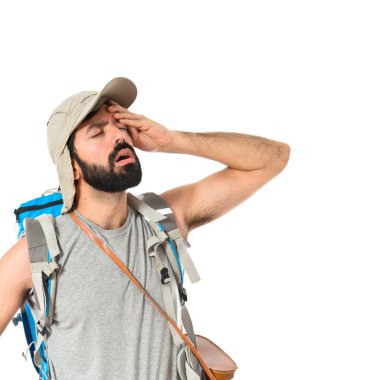 Backpacker izole beyaz arka plan üzerinde düşünme