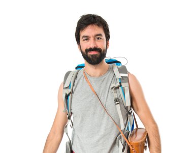 Beyaz arka plan üzerinde genç backpacker