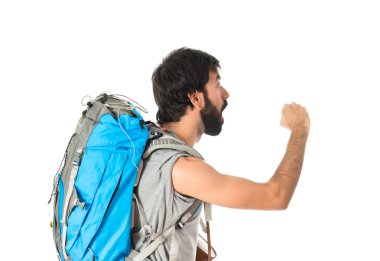 Beyaz arka plan üzerinde çalışan genç backpacker