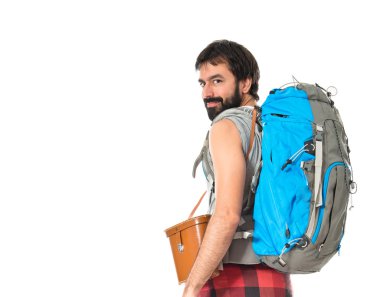 Genç backpacker beyaz arka plan üzerinde yürüme