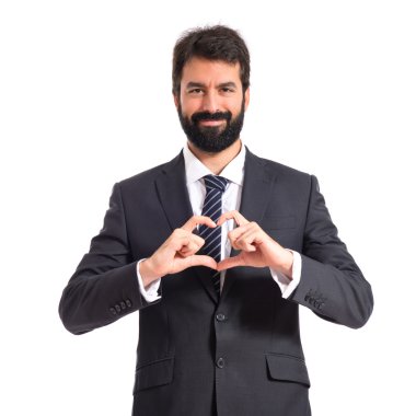 Beyaz arka plan üzerinde bir kalp ile elleri yapma işadamı
