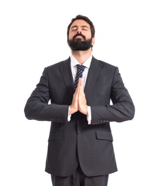 İşadamı zen pozisyonda beyaz arka plan üzerinde