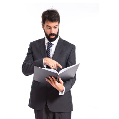 Sürpriz işadamı beyaz arka plan üzerinde bir kitap okuma