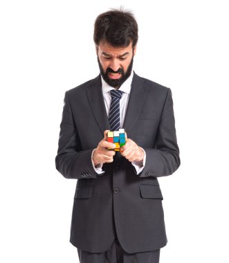 İşadamı üzerinde beyaz backgrpund bir zeka oyunu