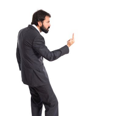 Beyaz arka plan üzerinde işadamı yapım boynuz jest