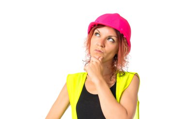 izole beyaz arka plan üzerinde düşünmeye çalışan kadın