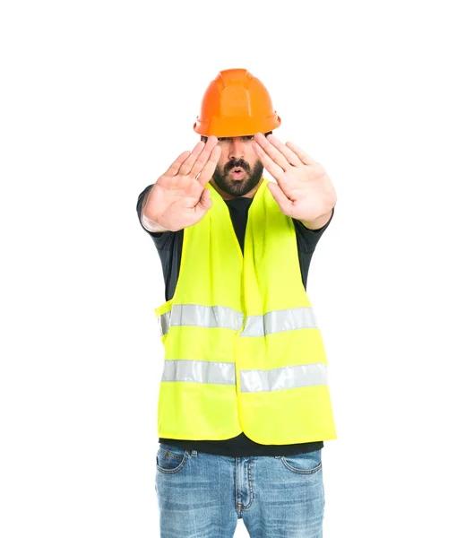 Arbeiter macht Stoppschild vor weißem Hintergrund — Stockfoto