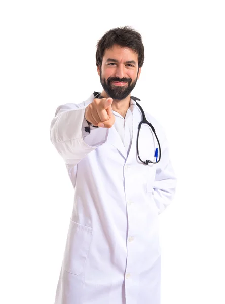 Doctor señalando hacia el frente sobre fondo blanco — Foto de Stock