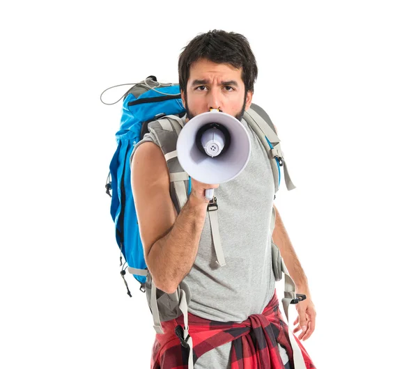 Backpacker skrika av megaphone över vit bakgrund — Stockfoto