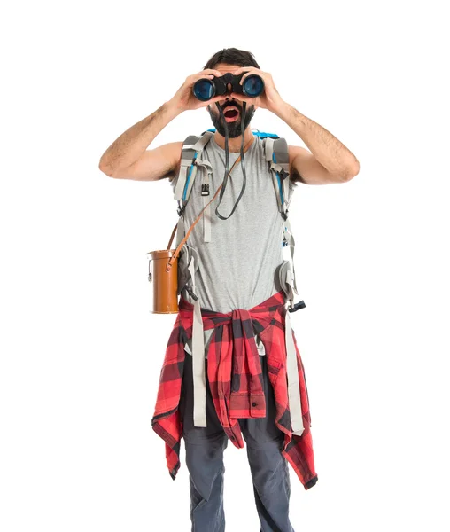 Backpacker con binocolo su sfondo bianco isolato — Foto Stock