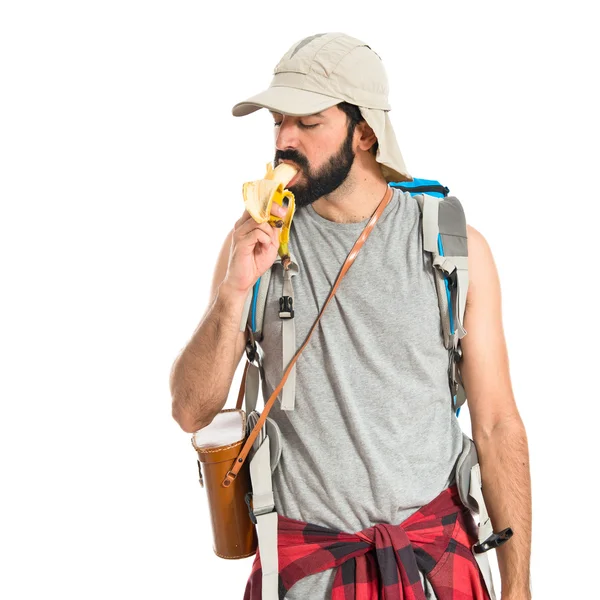 Άνθρωπος τρώει μια μπανάνα σε λευκό φόντο — Φωτογραφία Αρχείου