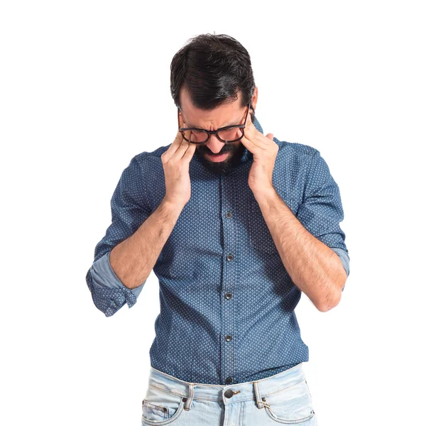 Frustrado jovem hipster homem sobre fundo branco — Fotografia de Stock