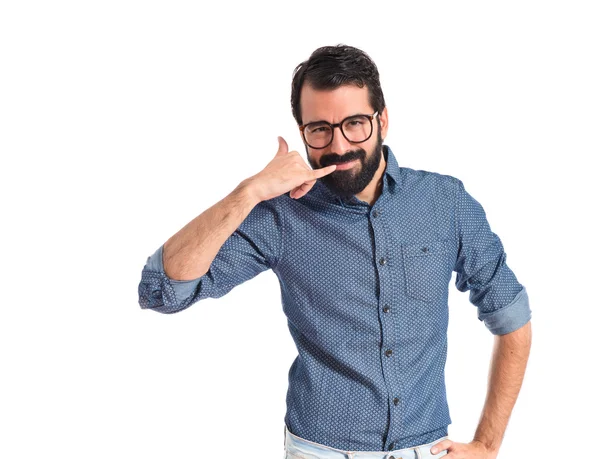 Unga hipster man gör telefonen gest — Stockfoto