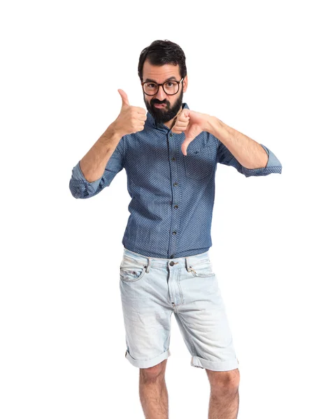 Homem jovem hipster fazendo um bom-mau sinal — Fotografia de Stock