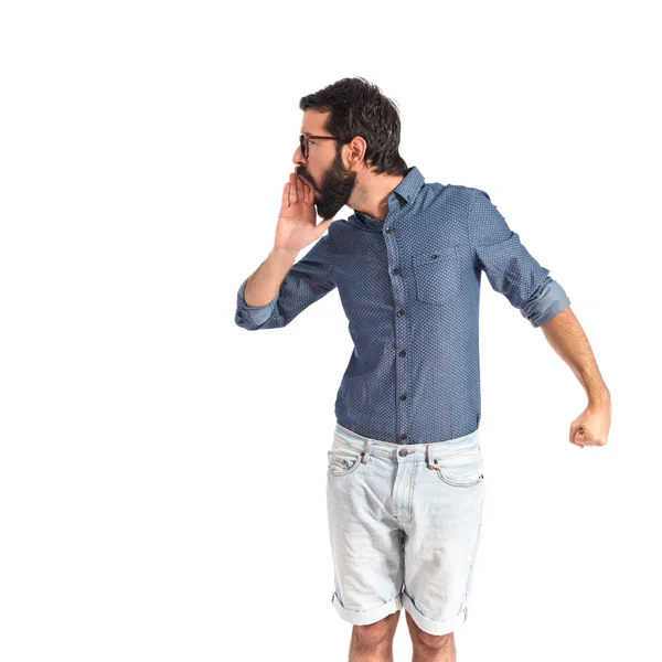 Junger Hipster-Mann schreit vor weißem Hintergrund — Stockfoto