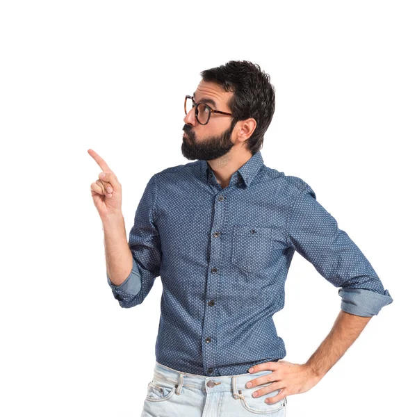 Junger Hipster-Mann denkt über weißen Hintergrund nach — Stockfoto