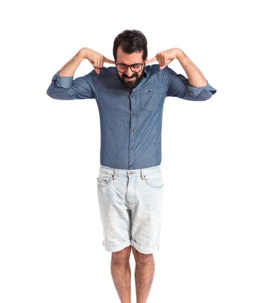 Jonge hipster man die betrekking hebben op zijn oren — Stockfoto