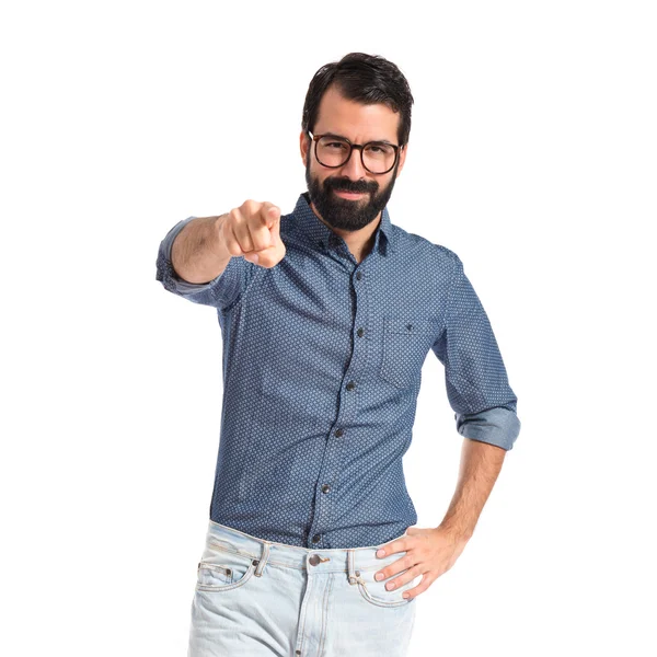 Joven hipster apuntando al frente — Foto de Stock