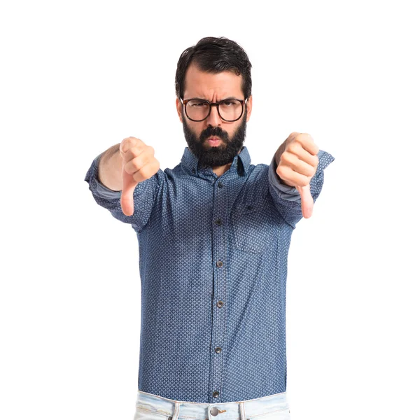 Kötü sinyal yapan genç hippi erkek