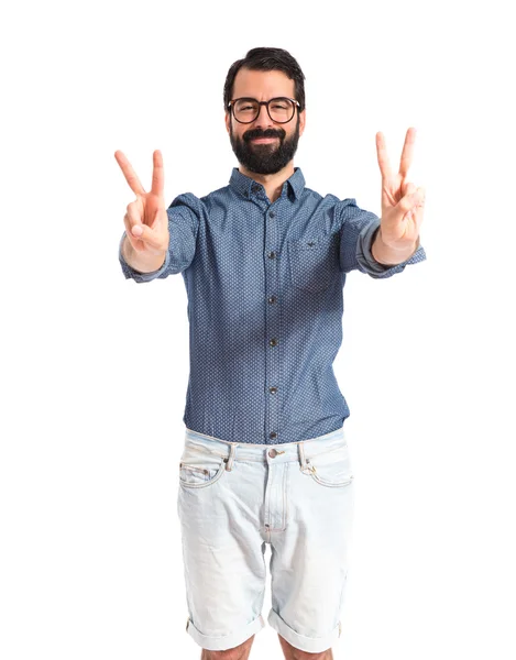 Junger Hipster macht Siegesgeste — Stockfoto