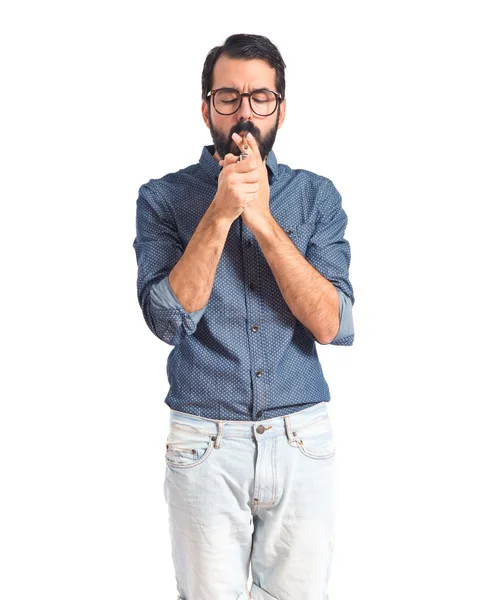 Jovem hipster homem fumando sobre fundo branco — Fotografia de Stock