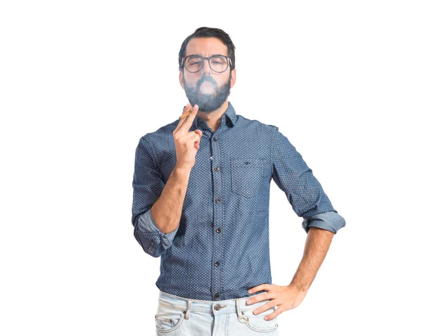 Jonge hipster man roken op witte achtergrond — Stockfoto