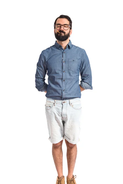 Giovane hipster uomo fumare su sfondo bianco — Foto Stock