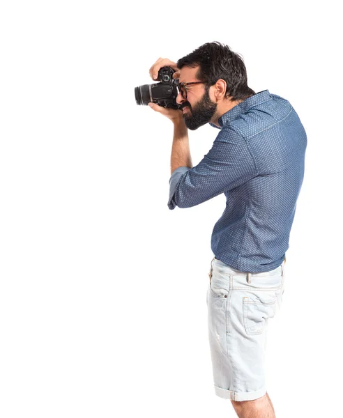 Jovem hipster homem fotografando sobre fundo branco — Fotografia de Stock