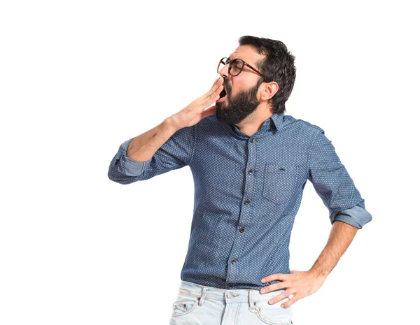 Joven hipster hombre bostezando sobre fondo blanco —  Fotos de Stock