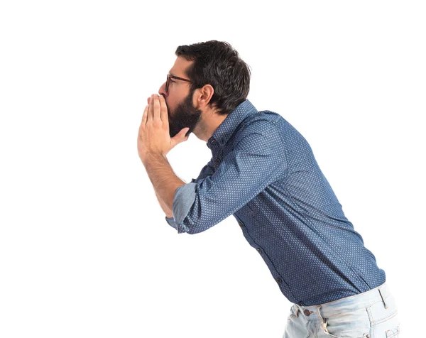 Giovane hipster uomo urlando su sfondo bianco — Foto Stock