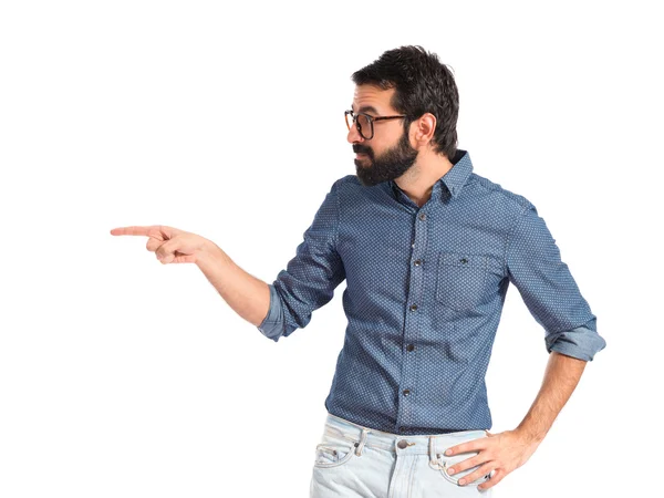 Jeune homme hipster pointant latéral sur fond blanc — Photo