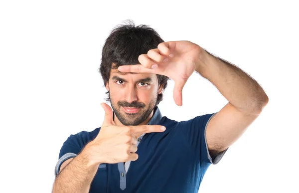 Man scherpstellen met zijn vingers op een witte achtergrond — Stockfoto