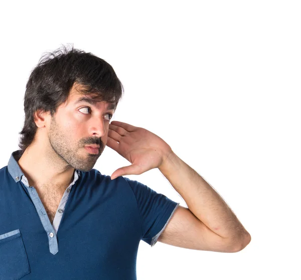 Hombre escuchando sobre fondo blanco aislado — Foto de Stock