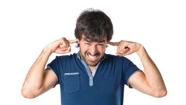 Hombre cubriéndose las orejas sobre fondo blanco — Foto de Stock