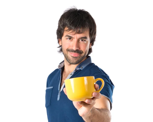 Homem segurando uma xícara de café sobre fundo branco — Fotografia de Stock